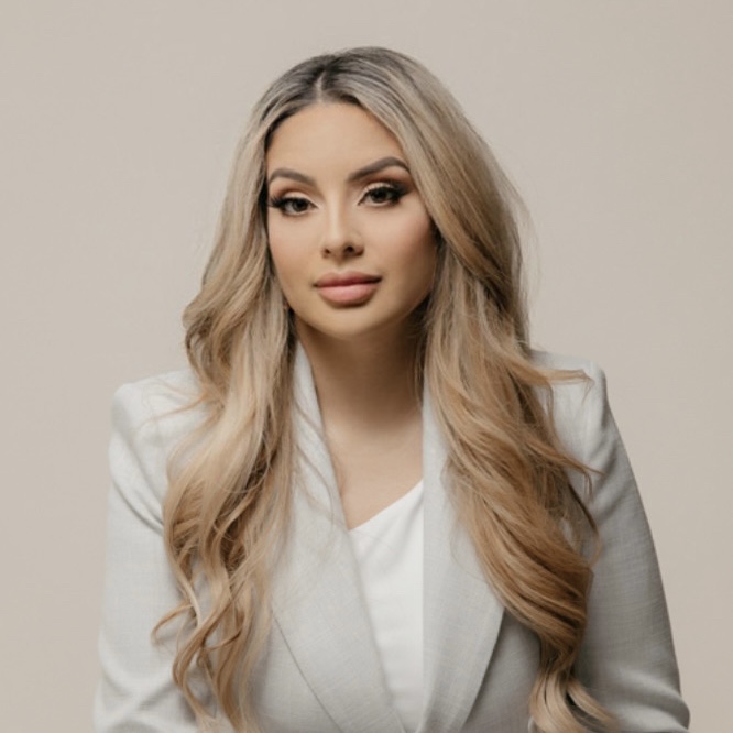 Portrait of Bobbi, a licensed home loan specialist